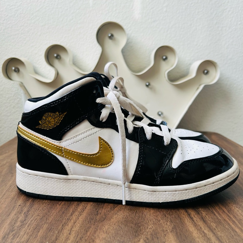 JORDAN 1 MID PATENT SE GS 'BLACK GOLD - Picture 3 of 8